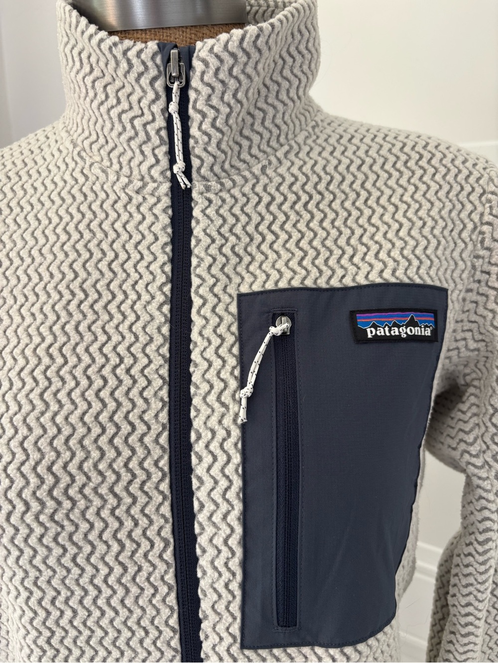 Patagonia Women’s Cream and Slate/Navy Patterned Full-Zip Teddy Jacket - Picture 2 of 10